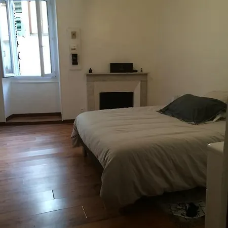 A Ajaccio אז'אקסיו